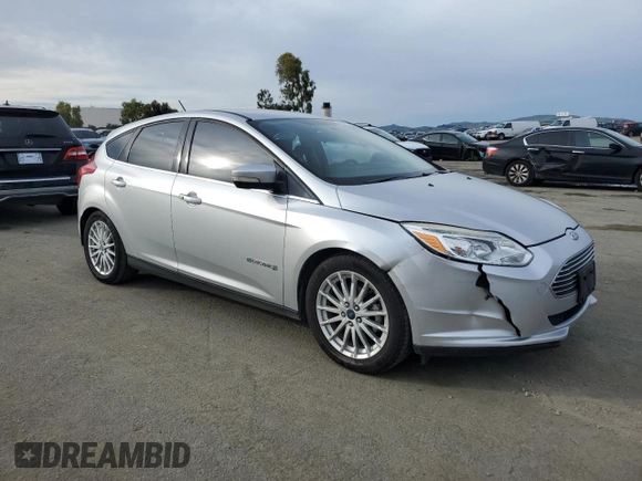 2013 Ford Focus Electric z VIN 1FADP3R43DL139862, wystawiony jako Copart lot #45901885 z przebiegiem 62 040 mil mil oraz Szkody całkowita. Historia ofert i sprzedaży dostępna na DreamBid. Obrazek 4.