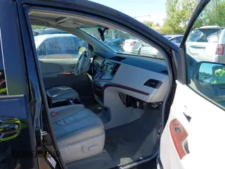 2013 Toyota Sienna XLE AAS z VIN 5TDYK3DC5DS306309, wystawiony jako IAAI lot #42260000 z przebiegiem 82 558 mil mil oraz . Historia ofert i sprzedaży dostępna na DreamBid. Obrazek 5.