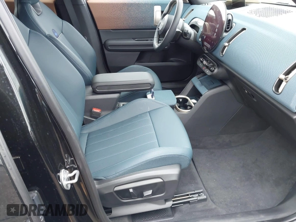 2025 MINI Countryman S z VIN WMZ23GA06S7P27483, wystawiony jako IAAI lot #42043477 z przebiegiem 3 781 mil mil oraz . Historia ofert i sprzedaży dostępna na DreamBid. Obrazek 5.