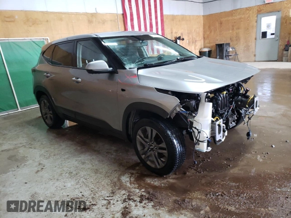 2021 Kia Seltos LX z VIN KNDEPCAA0M7044622, wystawiony jako Copart lot #53963425 z przebiegiem 94 248 mil mil oraz Szkoda całkowita • Salvage title. Historia ofert i sprzedaży dostępna na DreamBid. Obrazek 4.