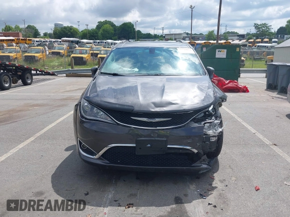 2018 Chrysler Pacifica Touring L z VIN 2C4RC1BG6JR309560, wystawiony jako IAAI lot #39340052 z przebiegiem 62 517 mil mil oraz . Historia ofert i sprzedaży dostępna na DreamBid. Obrazek 12.