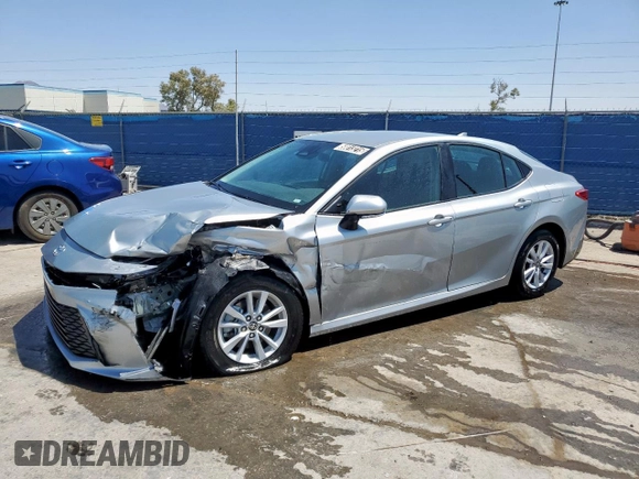 2025 Toyota Camry LE z VIN 4T1DAACKXSU033239, wystawiony jako Copart lot #58013215 z przebiegiem 17 008 mil mil oraz Czysty tytuł • Clean title. Historia ofert i sprzedaży dostępna na DreamBid. Obrazek 1.