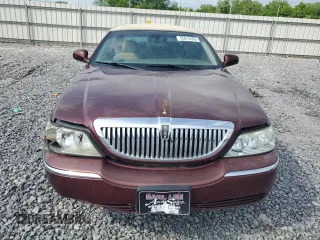 2004 Lincoln Town Car Signature z VIN 1LNHM81W54Y686970, wystawiony jako Copart lot #55615565 z przebiegiem 1 644 925 mil mil oraz Szkoda całkowita • Salvage title. Historia ofert i sprzedaży dostępna na DreamBid. Obrazek 5.