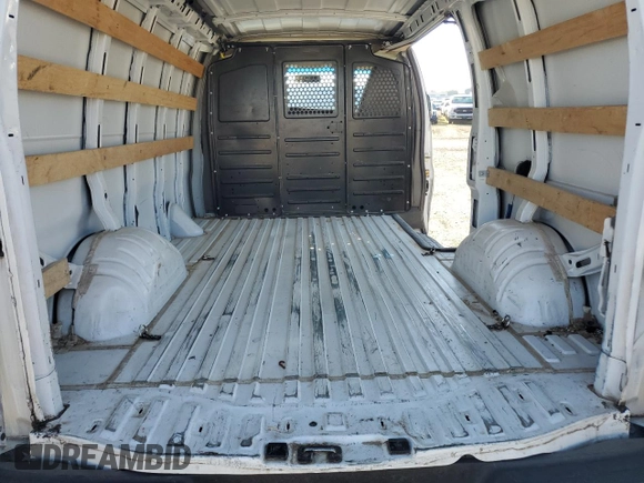 2019 GMC Savana Cargo z VIN 1GTW7AFG9K1256506, wystawiony jako Copart lot #83844804 z przebiegiem 93 502 mil mil oraz Szkody całkowita. Historia ofert i sprzedaży dostępna na DreamBid. Obrazek 10.