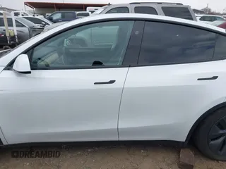 2025 Tesla Model Y Long Range z VIN 7SAYGDED9SA357876, wystawiony jako IAAI lot #41555227 z przebiegiem 1 600 mil mil oraz . Historia ofert i sprzedaży dostępna na DreamBid. Obrazek 13.