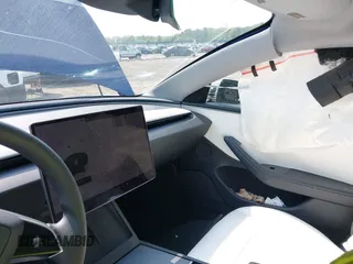 2025 Tesla Model 3 Long Range z VIN 5YJ3E1EB6SF874419, wystawiony jako IAAI lot #42422443 z przebiegiem 11 681 mil mil oraz . Historia ofert i sprzedaży dostępna na DreamBid. Obrazek 5.