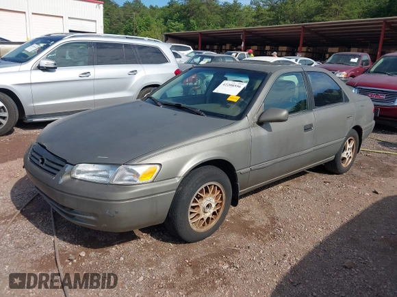 1999 Toyota Camry LE z VIN 4T1BF22K9XU081256, wystawiony jako IAAI lot #42208556 z przebiegiem 236 198 mil mil oraz . Historia ofert i sprzedaży dostępna na DreamBid. Obrazek 2.