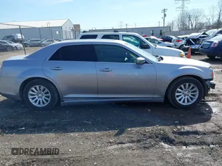 2014 Chrysler 300 z VIN 2C3CCAAG8EH239857, wystawiony jako IAAI lot #41812215 z przebiegiem 183 017 mil mil oraz . Historia ofert i sprzedaży dostępna na DreamBid. Obrazek 14.