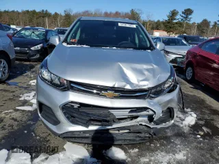 2020 Chevrolet Trax LS with VIN 3GNCJNSB1LL204858, listed as a Copart auction lot 44381885 with 33,377 mi miles and Salvage Title. Bid and sale history available at carsss.com. Image 5.