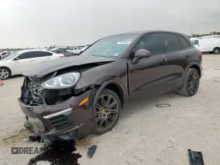 2017 Porsche Cayenne z VIN WP1AA2A20HKA86101, wystawiony jako Copart lot #49538825 z przebiegiem 107 981 mil mil oraz Szkoda całkowita • Salvage title. Historia ofert i sprzedaży dostępna na DreamBid. Obrazek 1.