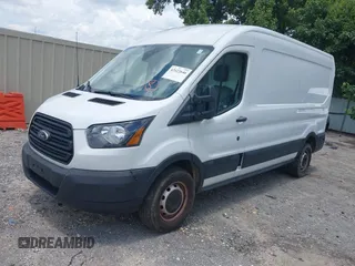 2019 Ford Transit z VIN 1FTBW2CM5KKB43860, wystawiony jako IAAI lot #42422646 z przebiegiem 129 215 mil mil oraz . Historia ofert i sprzedaży dostępna na DreamBid. Obrazek 2.
