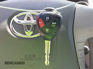 2008 Toyota Camry LE z VIN 4T4BE46K88R013921, wystawiony jako IAAI lot #42198695 z przebiegiem 148 370 mil mil oraz . Historia ofert i sprzedaży dostępna na DreamBid. Obrazek 11.