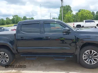 2020 Toyota Tacoma SR5 z VIN 3TMAZ5CN8LM138501, wystawiony jako IAAI lot #42321412 z przebiegiem 81 806 mil mil oraz . Historia ofert i sprzedaży dostępna na DreamBid. Obrazek 13.