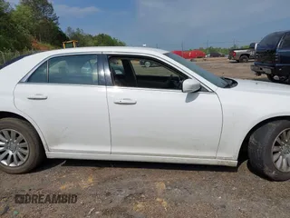 2014 Chrysler 300 z VIN 2C3CCAAG0EH157055, wystawiony jako IAAI lot #42039052 z przebiegiem 197 788 mil mil oraz . Historia ofert i sprzedaży dostępna na DreamBid. Obrazek 14.