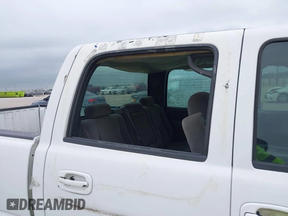 2005 Chevrolet Silverado 1500 LS z VIN 2GCEC13TX51264590, wystawiony jako IAAI lot #42333287 z przebiegiem 179 230 mil mil oraz . Historia ofert i sprzedaży dostępna na DreamBid. Obrazek 13.