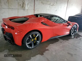 2024 Ferrari SF90 z VIN ZFF96NMAXR0307213, wystawiony jako Copart lot #74306594 z przebiegiem Nie podano mil oraz Nie do naprawy. Historia ofert i sprzedaży dostępna na DreamBid. Obrazek 3.
