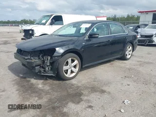 2014 Volkswagen Passat S z VIN 1VWAT7A30EC041728, wystawiony jako IAAI lot #42102295 z przebiegiem 94 768 mil mil oraz . Historia ofert i sprzedaży dostępna na DreamBid. Obrazek 18.