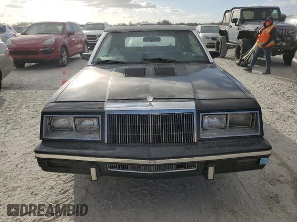 1985 Chrysler LeBaron Mark Cross z VIN 1C3BC55E0FG160918, wystawiony jako Copart lot #76659284 z przebiegiem Nie podano mil oraz Szkody całkowita. Historia ofert i sprzedaży dostępna na DreamBid. Obrazek 5.