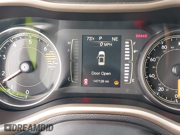 2017 Jeep Cherokee Latitude z VIN 1C4PJLCB2HW642335, wystawiony jako IAAI lot #42468776 z przebiegiem 147 126 mil mil oraz . Historia ofert i sprzedaży dostępna na DreamBid. Obrazek 7.