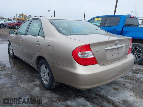 2002 Toyota Camry XLE z VIN 4T1BF32K42U533788, wystawiony jako IAAI lot #42024918 z przebiegiem 120 168 mil mil oraz . Historia ofert i sprzedaży dostępna na DreamBid. Obrazek 3.
