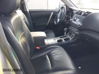 2011 Toyota Highlander with VIN 5TDZK3EH0BS036935, listed as a IAAI auction lot 41527060 with 277,595 mi miles. Bid and sale history available at carsss.com. Image 5.