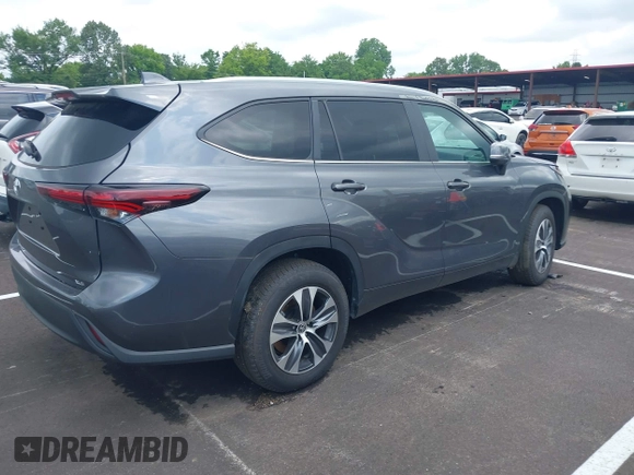 2024 Toyota Highlander LE z VIN 5TDKDRAH3RS543441, wystawiony jako IAAI lot #42429440 z przebiegiem 9 086 mil mil oraz . Historia ofert i sprzedaży dostępna na DreamBid. Obrazek 4.