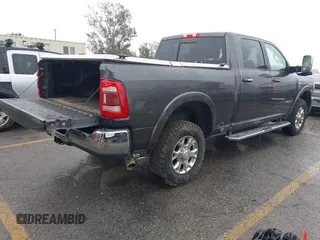 2022 Ram 2500 Laramie z VIN 3C6UR5FL2NG243857, wystawiony jako IAAI lot #41736144 z przebiegiem 58 474 mil mil oraz . Historia ofert i sprzedaży dostępna na DreamBid. Obrazek 4.