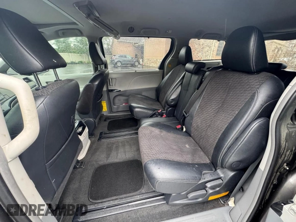 2012 Toyota Sienna SE z VIN 5TDXK3DC5CS181936, wystawiony jako Copart lot #58632215 z przebiegiem 115 295 mil mil oraz Czysty tytuł • Clean title. Historia ofert i sprzedaży dostępna na DreamBid. Obrazek 7.