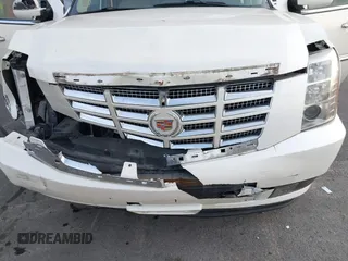 2009 Cadillac Escalade z VIN 1GYFC23229R273227, wystawiony jako IAAI lot #41071598 z przebiegiem 132 263 mil mil oraz . Historia ofert i sprzedaży dostępna na DreamBid. Obrazek 18.