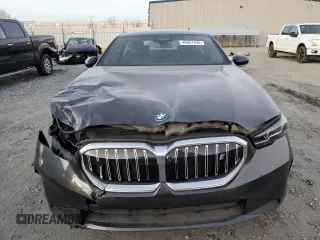 2024 BMW i5 eDrive40 z VIN WBY33FK04RCR56564, wystawiony jako Copart lot #46867435 z przebiegiem 2737 mil mil oraz Szkody całkowita. Historia ofert i sprzedaży dostępna na DreamBid. Obrazek 5.
