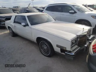 1985 Cadillac Eldorado z VIN 1G6EL5782FE630140, wystawiony jako Copart lot #76367454 z przebiegiem 29 850 mil mil oraz Szkody całkowita. Historia ofert i sprzedaży dostępna na DreamBid. Obrazek 4.