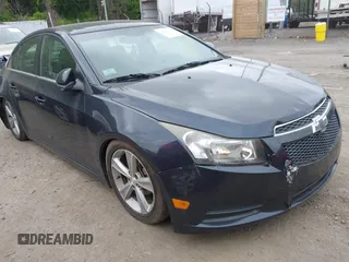 2014 Chevrolet Cruze 1LT z VIN 1G1PC5SBXE7433740, wystawiony jako IAAI lot #42282321 z przebiegiem 148 282 mil mil oraz . Historia ofert i sprzedaży dostępna na DreamBid. Obrazek 1.