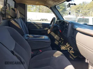 2004 GMC Sierra 2500HD Classic Work Truck with VIN 1GTHK24U34E156094, listed as a IAAI auction lot 41748967 with 152,869 mi miles. Bid and sale history available at carsss.com. Image 5.