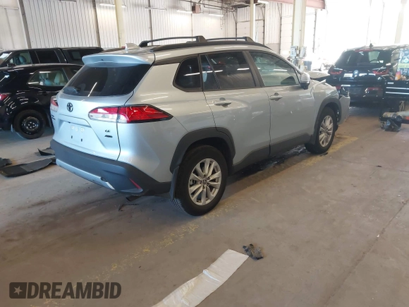 2024 Toyota Corolla Cross LE z VIN 7MUCAABG8RV079508, wystawiony jako IAAI lot #42046345 z przebiegiem 18 873 mil mil oraz . Historia ofert i sprzedaży dostępna na DreamBid. Obrazek 4.