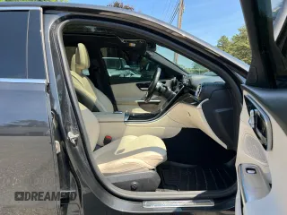 2022 Mercedes-Benz C 300 z VIN W1KAF4HB6NR043931, wystawiony jako Copart lot #61496945 z przebiegiem 102 028 mil mil oraz Czysty tytuł • Clean title. Historia ofert i sprzedaży dostępna na DreamBid. Obrazek 5.