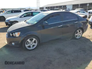2013 Chevrolet Sonic LTZ z VIN 1G1JE5SH7D4226596, wystawiony jako Copart lot #40272184 z przebiegiem 150 981 mil mil oraz Szkoda całkowita • Salvage title. Historia ofert i sprzedaży dostępna na DreamBid. Obrazek 1.