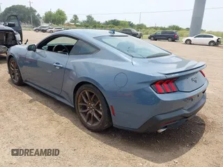 2024 Ford Mustang EcoBoost z VIN 1FA6P8TH1R5108414, wystawiony jako IAAI lot #42216812 z przebiegiem Nie podano mil oraz . Historia ofert i sprzedaży dostępna na DreamBid. Obrazek 3.