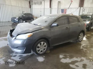 2010 Toyota Matrix z VIN 2T1KU4EE6AC334579, wystawiony jako Copart lot #56754045 z przebiegiem 158 433 mil mil oraz Czysty tytuł • Clean title. Historia ofert i sprzedaży dostępna na DreamBid. Obrazek 1.