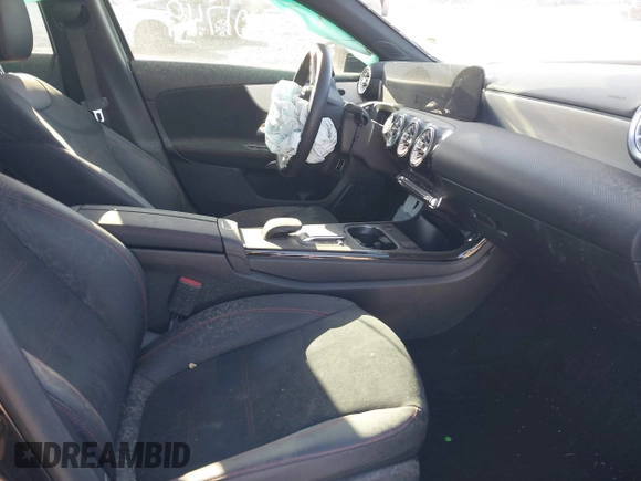 2022 Mercedes-Benz A 220 z VIN W1K3G4FB4NJ367693, wystawiony jako IAAI lot #42101749 z przebiegiem 26 494 mil mil oraz . Historia ofert i sprzedaży dostępna na DreamBid. Obrazek 5.