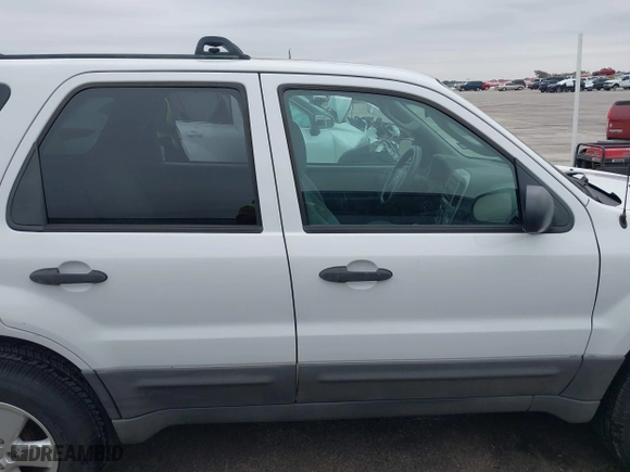 2007 Ford Escape XLT with VIN 1FMYU93147KA42293, listed as a IAAI auction lot 41586591 with 215,643 mi miles. Bid and sale history available at carsss.com. Image 13.