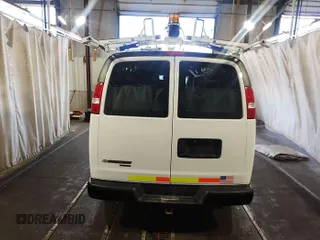 2016 Chevrolet Express Cargo z VIN 1GCWGAFF6G1325375, wystawiony jako IAAI lot #42847019 z przebiegiem 227 137 mil mil oraz . Historia ofert i sprzedaży dostępna na DreamBid. Obrazek 1.