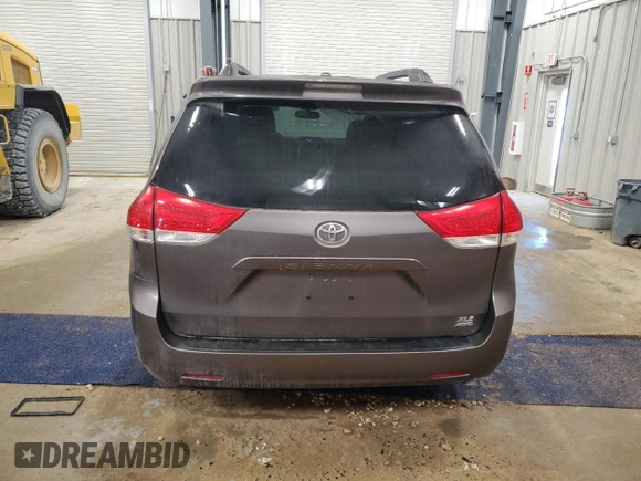 2012 Toyota Sienna XLE z VIN 5TDDK3DC8CS046677, wystawiony jako Copart lot #52381025 z przebiegiem 144 054 mil mil oraz Czysty tytuł • Clean title. Historia ofert i sprzedaży dostępna na DreamBid. Obrazek 6.