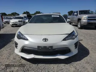 2017 Toyota 86 z VIN JF1ZNAA11H8706337, wystawiony jako Copart lot #56076365 z przebiegiem 111 330 mil mil oraz Czysty tytuł • Clean title. Historia ofert i sprzedaży dostępna na DreamBid. Obrazek 5.