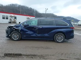 2021 Toyota Sienna XLE with VIN 5TDJSKFC0MS015340, listed as a IAAI auction lot 41683182 with 47,047 mi miles. Bid and sale history available at carsss.com. Image 14.
