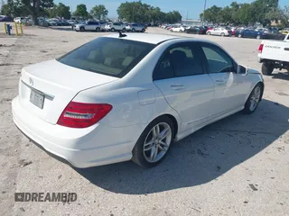 2013 Mercedes-Benz C 250 Sport z VIN WDDGF4HB4DR268857, wystawiony jako IAAI lot #42482862 z przebiegiem 186 711 mil mil oraz . Historia ofert i sprzedaży dostępna na DreamBid. Obrazek 4.