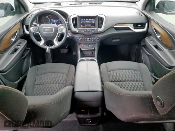 2021 GMC Terrain SLE z VIN 3GKALMEV2ML308839, wystawiony jako Copart lot #51755945 z przebiegiem 61 679 mil mil oraz Czysty tytuł • Clean title. Historia ofert i sprzedaży dostępna na DreamBid. Obrazek 8.