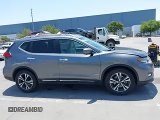 2017 Nissan Rogue SL Hybrid z VIN 5N1ET2MV9HC768242, wystawiony jako IAAI lot #42443514 z przebiegiem 84 879 mil mil oraz . Historia ofert i sprzedaży dostępna na DreamBid. Obrazek 13.