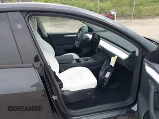 2025 Tesla Model Y Long Range z VIN 7SAYGAEE3SF264491, wystawiony jako IAAI lot #42292489 z przebiegiem 3 543 mil mil oraz . Historia ofert i sprzedaży dostępna na DreamBid. Obrazek 5.