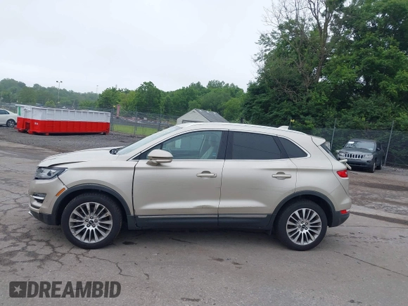 2017 Lincoln MKC Reserve z VIN 5LMCJ3D93HUL57805, wystawiony jako IAAI lot #42425633 z przebiegiem 40 010 mil mil oraz . Historia ofert i sprzedaży dostępna na DreamBid. Obrazek 14.