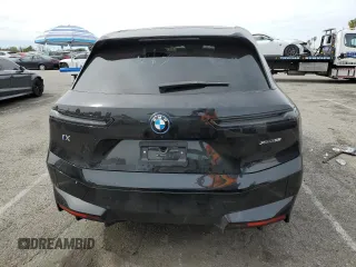 2025 BMW iX xDrive50 z VIN WB523CF06SCT06612, wystawiony jako Copart lot #47318365 z przebiegiem 2 297 mil mil oraz Szkoda całkowita • Salvage title. Historia ofert i sprzedaży dostępna na DreamBid. Obrazek 6.